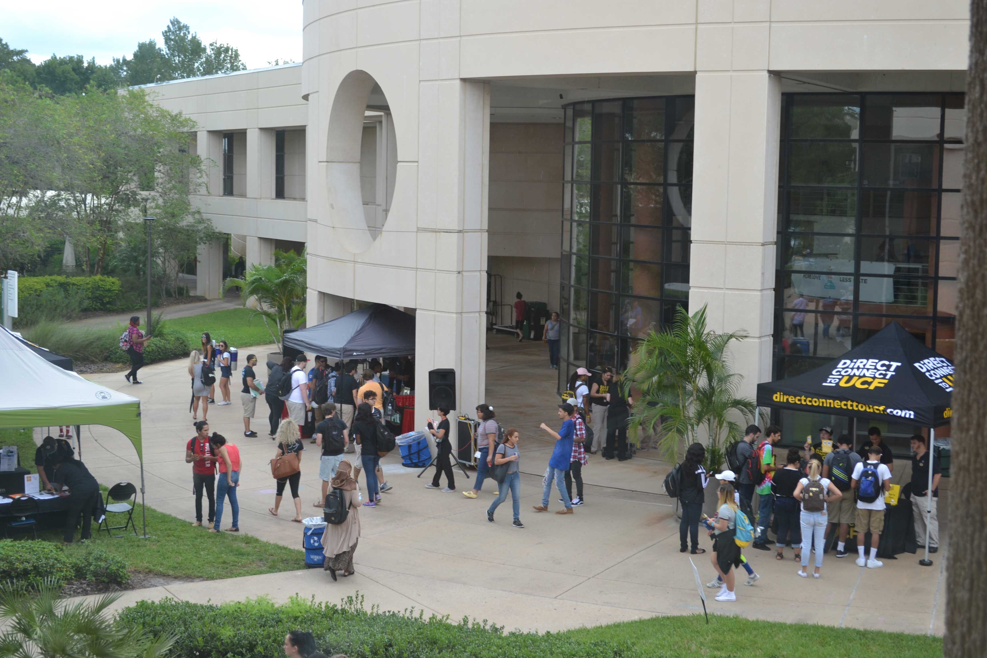 Students gathered outside for a DirectConnect to UCF Event at Valencia College East Campus